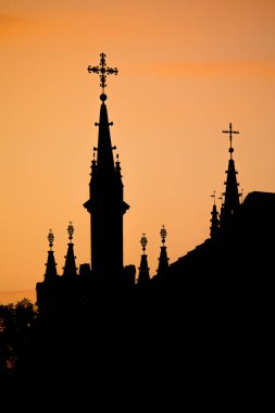 Geç akşam Vilnius kiliselerin siluetleri