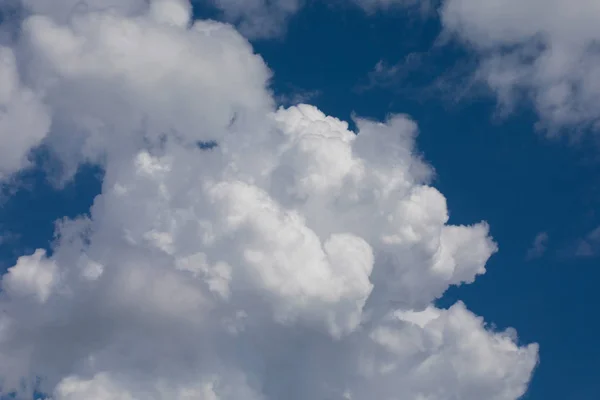 Vacker Blå Himmel Med Ljusa Cumulusmoln — Stockfoto