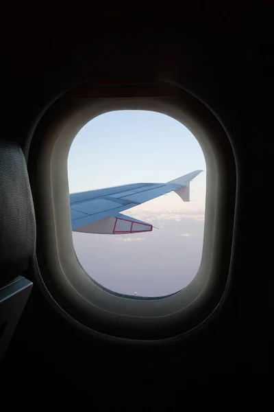 Flügel Und Wolken Bullauge Des Flugzeugs Luftverkehrskonzept — Stockfoto