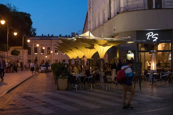 Vilnius Litauen Maj 2018 Människor Sitta Vissa Street Café Gediminas — Stockfoto
