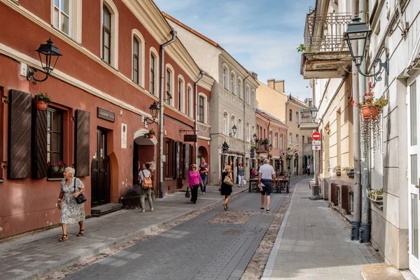 Vilnius, Litvanya - 19 Ağustos 2018: İnsanlar yürüyüş boyunca Saviciaus Sokağı, Vilnius eski şehrin pitoresk Sokağı. 