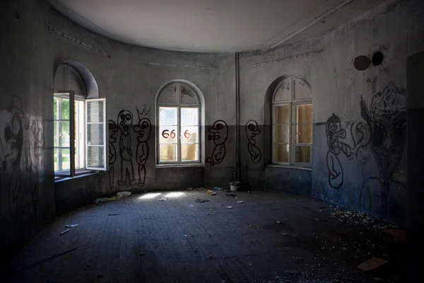 废弃的幽灵室在一些废弃的破旧的房子 — 图库照片