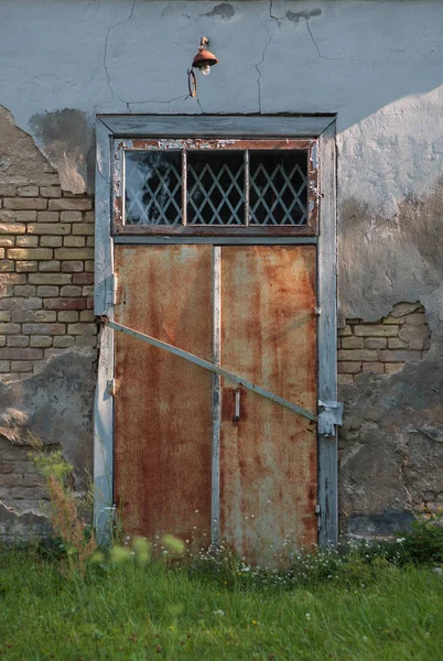 Terk Edilmiş Bir Bina Içinde Yıpranmış Paslı Metal Kapı — Stok fotoğraf