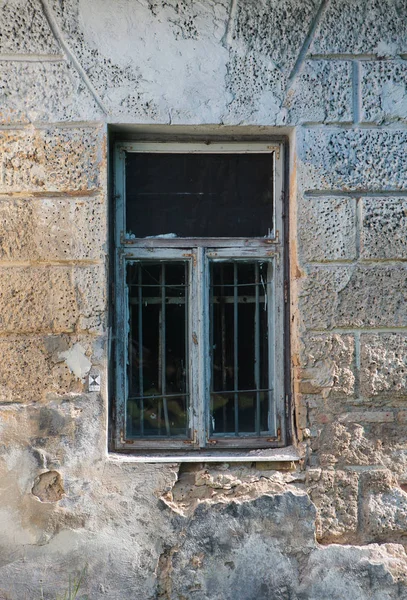 Terk Edilmiş Bir Bina Içinde Yıpranmış Eski Pencere Stok Fotoğraf