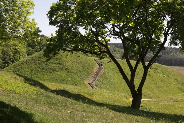 Kernave Lithuania May 2017 Tourists Climb Mound Hills Lithuanian Historic — Stock Photo, Image