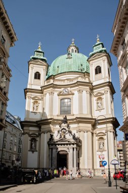 Vienna, Avusturya - 26 Ağustos 2017: Peterskirche veya St Peter's kilise Graben sokakta. 