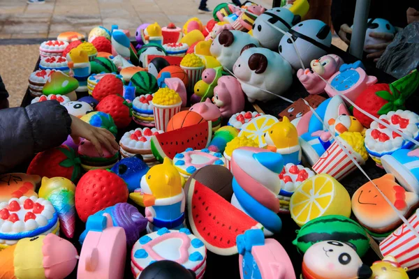 市场上儿童彩色粘糊糊玩具 — 图库照片