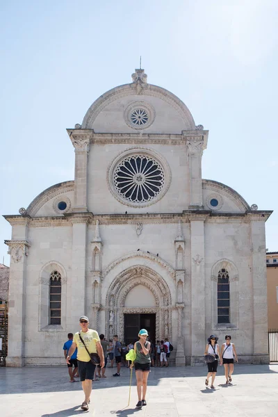 克罗地亚希贝尼克 2017年8月18日 游客参观克罗地亚希贝尼克的圣詹姆斯大教堂 — 图库照片