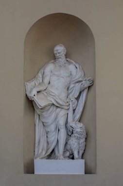 Litvanya 'daki Vilnius Katedrali' nin duvarında Evangelist Mark heykeli.