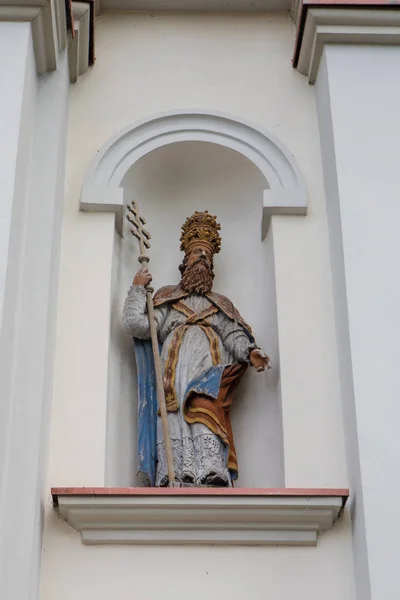 Estatua Exterior Iglesia San Miguel Arcángel Sirvintos Lituania —  Fotos de Stock