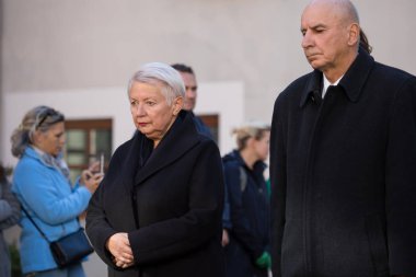 Vilnius, Litvanya - 6 Ekim 2018: Auksute Ramanauskaite-Skokauskiene, kızı, Adolfas Ramanauskas-Vanagas, önde gelen lider Litvanya Freedom Fighters, onun devlet cenaze töreni sırasında. 