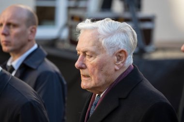 Vilnius, Litvanya - 6 Ekim 2018: Eski Başkan Valdas Adamkus, Adolfas Ramanauskas-Vanagas, önde gelen lider Litvanya özgürlüksavaşçıları devlet cenaze sırasında.