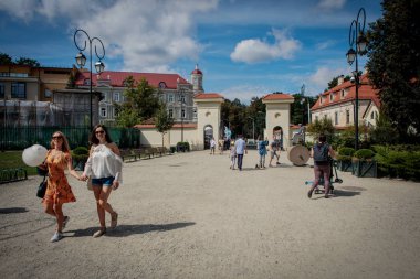Vilnius, Litvanya - 19 Ağustos 2018: Rahat ve mutlu insanlar Bernardinai Bahçe, Vilnius, Litvanya genel bir parkta yürüyüş yapın.