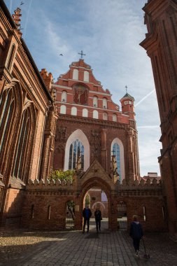 Vilnius, Litvanya - 30 Eylül 2018: Kapı Assisi (Bernardine) Vilnius üzerinden St Francis Kilisesi. 