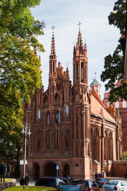 Vilnius, Litvanya - 30 Eylül 2018: Cephe, Kilisesi, St. Anne, eski şehir Vilnius önemli bir dönüm noktası. 