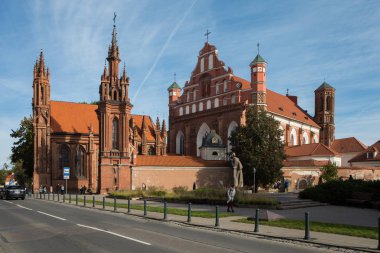 Vilnius, Litvanya - 30 Eylül 2018: St Anne Ensemble kilise ve kilise St Francis Assisi (Bernardine) Vilnius üzerinden. 