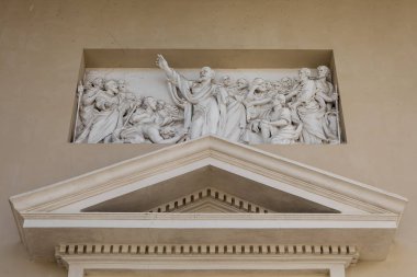 Kalabalık, yüksek kabartma Vilnius, Vilnius Katedrali ana Simgesel Yapı duvarına St Peter vaaz