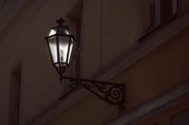 Vilnius eski şehir, Litvanya duvardaki eski sokak lambası