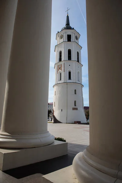 Vilnan Katedraalin Kellotapuli Yksi Vilnan Tärkeimmistä Maamerkeistä Näkymä Läpi Colums — kuvapankkivalokuva