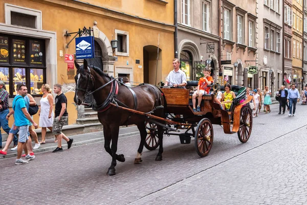 Warschau Polen August 2018 Pferdekutsche Fährt Touristen Durch Die Belebte — Stockfoto
