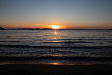 Yunanistan Ege Denizi'nde romantik günbatımı