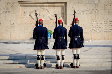 Atina, Yunanistan - 24 Ekim 2018: meçhul asker mezarı önünde nöbet değiştirmeden, Syntagma Meydanı'nda Yunan Parlamento Binası önünde bulunan.