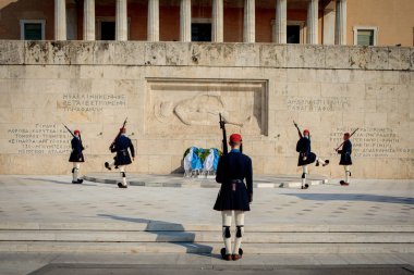 Atina, Yunanistan - 24 Ekim 2018: meçhul asker mezarı önünde nöbet değiştirmeden, Syntagma Meydanı'nda Yunan Parlamento Binası önünde bulunan.