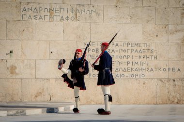 Atina, Yunanistan - 24 Ekim 2018: meçhul asker mezarı önünde nöbet değiştirmeden, Syntagma Meydanı'nda Yunan Parlamento Binası önünde bulunan.
