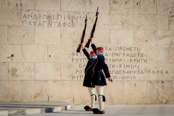 Atenas Grécia Outubro 2018 Mudança Guarda Frente Túmulo Soldado Desconhecido — Fotografia de Stock