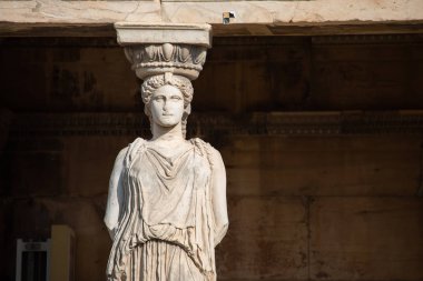Erechtheion, antik bir Yunan tapınağı Akropol Atina Yunanistan Kuzey tarafındaki Caryatids sundurma