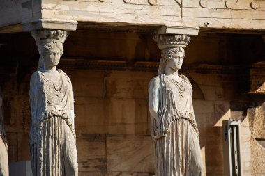 Erechtheion, antik bir Yunan tapınağı Akropol Atina Yunanistan Kuzey tarafındaki Caryatids sundurma