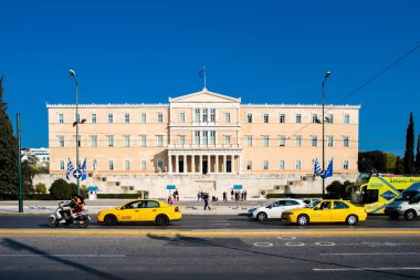 Atina, Yunanistan - 24 Ekim 2018: Atina şehir merkezindeki Syntagma Meydanı 'nda Yunan parlamentosu binası.