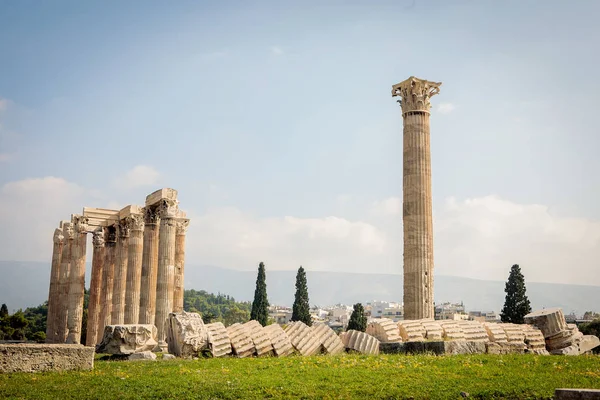 科林蒂安秩序装饰的希腊雅典奥林匹亚宙斯神庙的柱子 — 图库照片