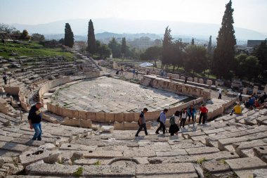 Atina, Yunanistan - 24 Ekim 2018: Antik Yunan amfitiyatro: tiyatro, Dionysos Eleuthereus (Dionisus tiyatro) Atina'da Akropolis