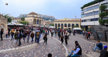 Atina, Yunanistan - 23 Ekim 2018: Monastiraki kalabalık kare Tsisdarakis Camii eski tarihi mahalle ile Monastiraki denilen.