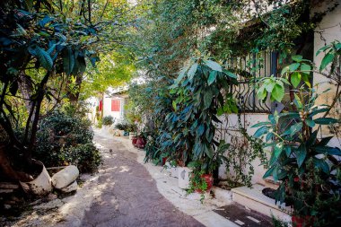 Atina, Yunanistan - 25 Ekim 2018: Anafiotika, Atina, eski tarihi mahalle parçası doğal bir küçük mahalle sokaklarında Plaka olarak adlandırılan.