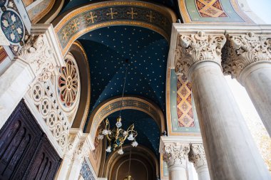 Atina, Yunanistan - 25 Ekim 2018: Duyuru (veya metropol), Büyükşehir katedral girişinde ana katedral kilise Atina ve tüm Yunanistan.