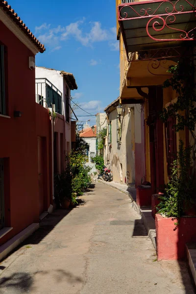 ストア ヴィヴリオウ アテネ 古い歴史的な地区の一部の風光明媚な小さな近所の通りがプラカと呼ばれるアテネ ギリシャ 2018 — ストック写真
