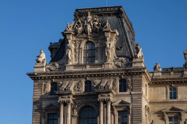 Paris, Fransa - 30 Ekim 2017: Louvre Müzesi, Pavillon Richelieu mimari detaylar.