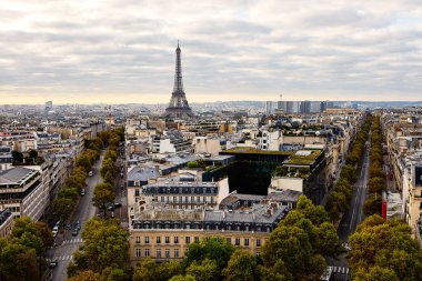 Paris cityscape Eyfel Kulesi Arc de Triomphe görüldüğü gibi