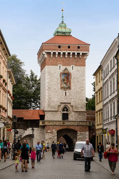 Krakow, Polonya - 14 Ağustos 2017: St. Florian's Gate veya Florian Gate (Lehçe: Brama üç) en iyi bilinen Polonya Gotik kuleler ve bir odak noktası, Krakow's Old Town biridir.