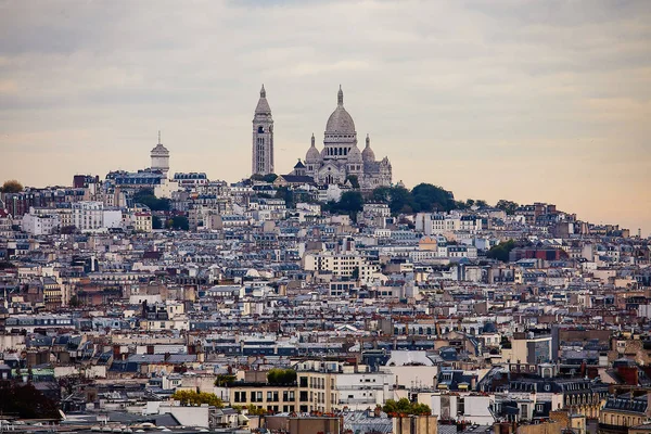 Paisagem Urbana Paris Com Bairro Monmartre Basílica Sagrado Coeur Distância — Fotografia de Stock