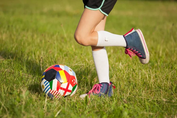 Chica Jugando Fútbol Campo Hierba — Foto de Stock