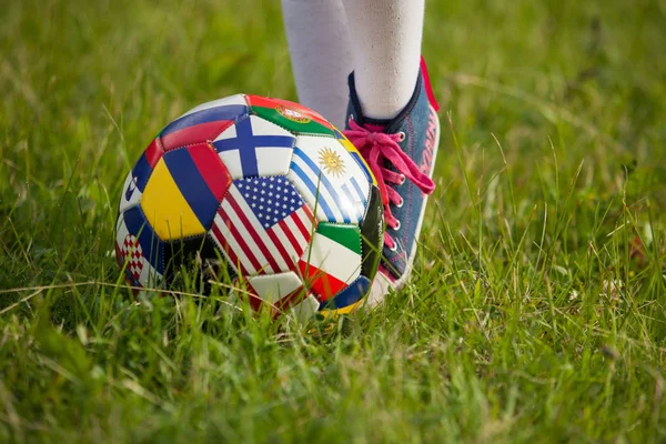 Ragazza Che Gioca Calcio Nel Campo Erba — Foto Stock