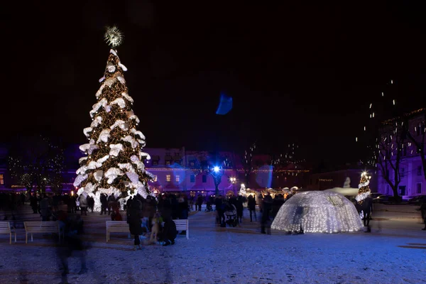 立陶宛考纳斯 考纳斯的主要圣诞树站在市政厅广场上 装饰是由设计师 Jolanta Smidtiene 用塑料饮料吸管制作的 — 图库照片