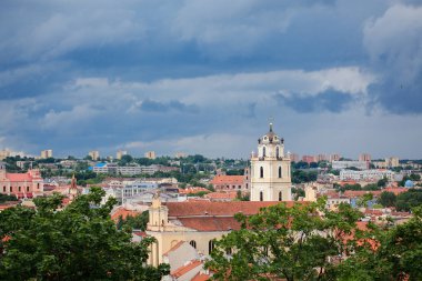 Sts. Johns kilise ve çan kulesi, Vilnius Üniversitesi karmaşık bir parçası. Vilnius, Litvanya.