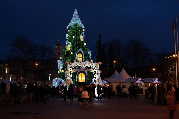 立陶宛维尔纽斯 2015年12月26日 立陶宛首都维尔纽斯的主要圣诞树 华丽的圣诞树夜景 立陶宛文 圣诞小镇 — 图库照片