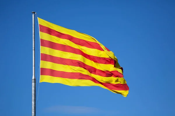 Drapeau Catalan Agitant Sur Mont Montjuic Sur Paysage Urbain Barcelone — Photo