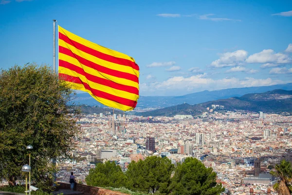 Drapeau Catalan Agitant Sur Mont Montjuic Sur Paysage Urbain Barcelone — Photo