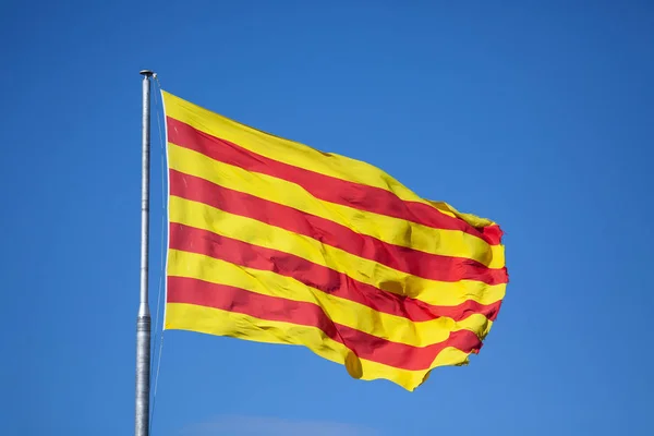 Drapeau Catalan Agitant Sur Mont Montjuic Sur Paysage Urbain Barcelone — Photo